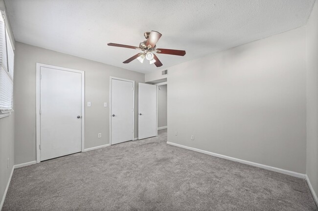 Building Photo - Lovely 2-Bed, 1.5 Bath Townhome in Quail Run of Charlotte!