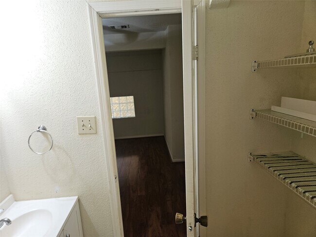 Building Photo - 2425 Holly Hall St