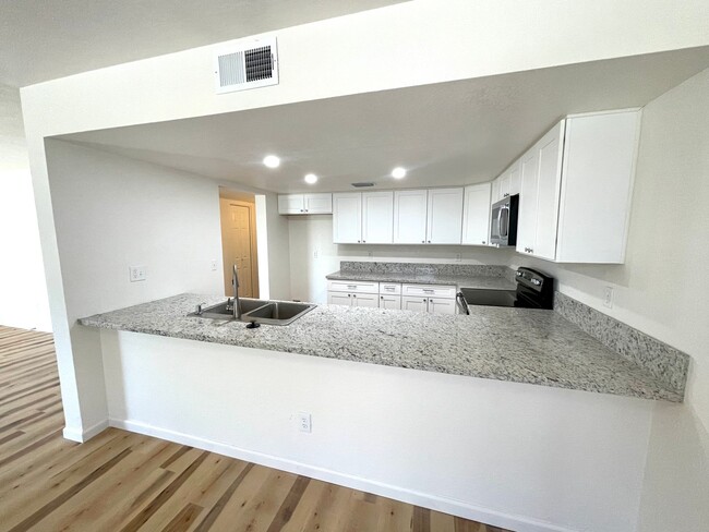 Building Photo - Great 2 Bedroom Condo in Gated Community w...