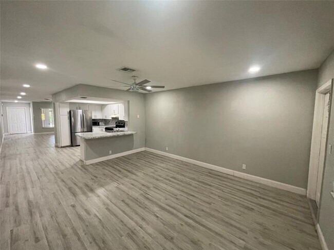 Building Photo - 7902 NW 70th Ct
