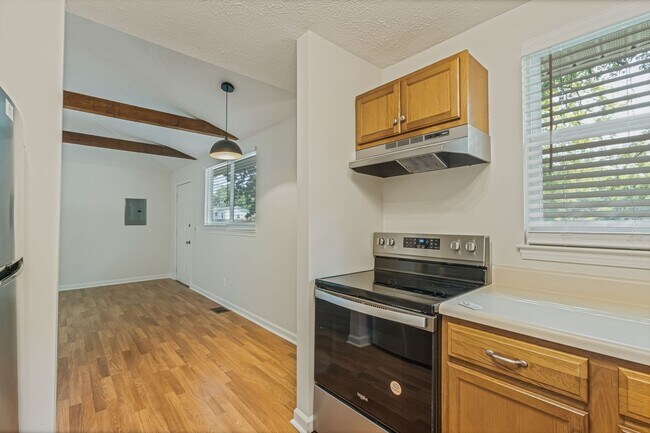 Building Photo - AVAILABLE DECEMBER 2ND. 2 Bed 1 bath FOR LEASE in South Inglewood (East Nashville). $1675 Rent. W...