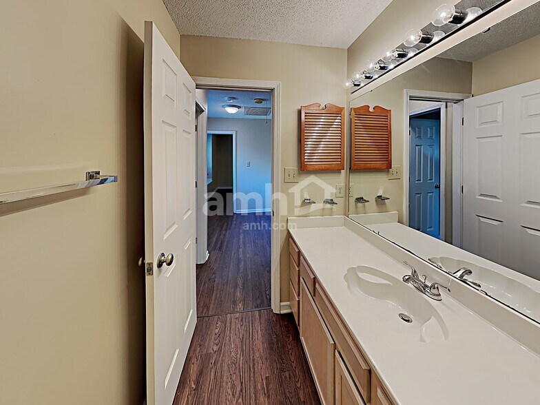 Building Photo - 9319 Cedar River Rd