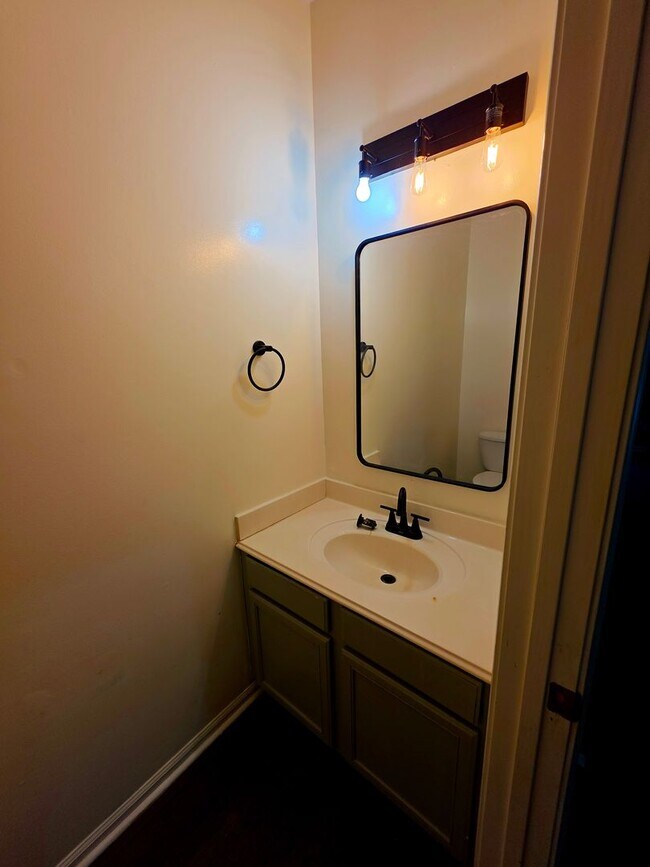 Building Photo - 3 BR 2.5 BA Hunters Creek