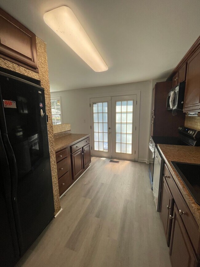 Building Photo - Updated Tri-Level home with solar panels!