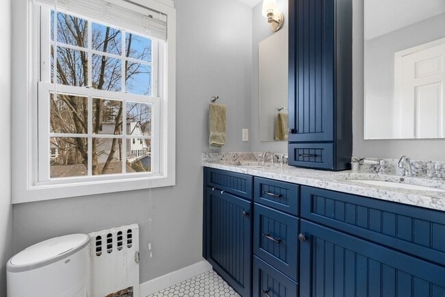 Building Photo - 859 Fellsway W