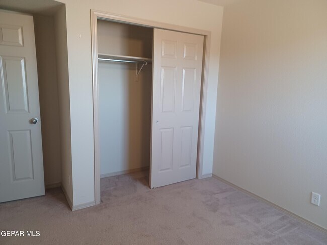 Building Photo - 2300 Honey Dew St