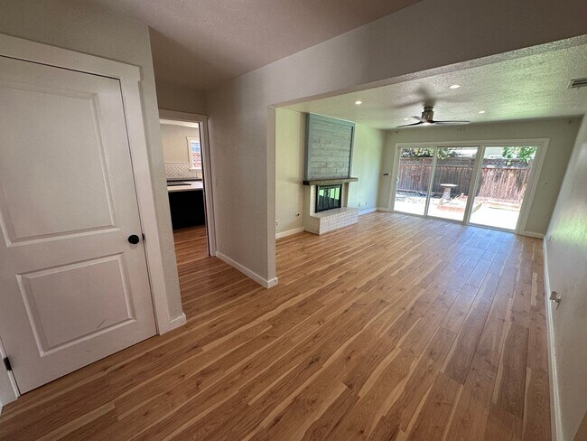 Building Photo - Beautiful 3 Bedroom, 2 Bath Tracy Home