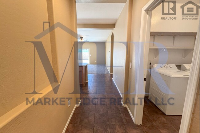 Building Photo - 3Bed/2Bath House in Buckeye! Ready for Immediate Move-In! -- FENCED-IN YARD!