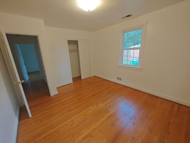 Building Photo - 3 bedroom home with fenced rear yard