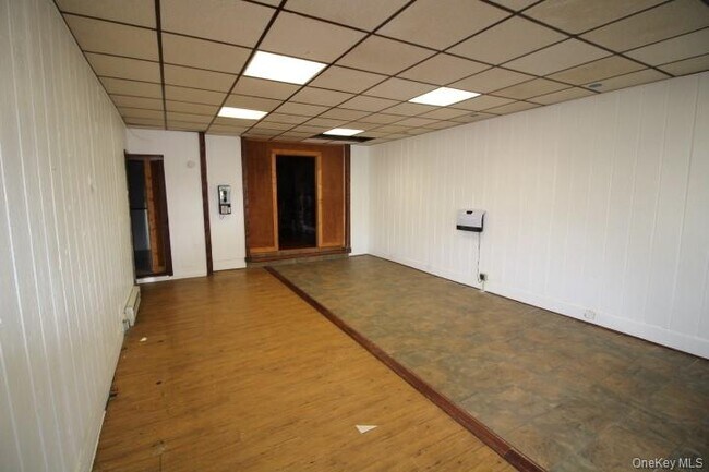 Building Photo - 325 N Main St