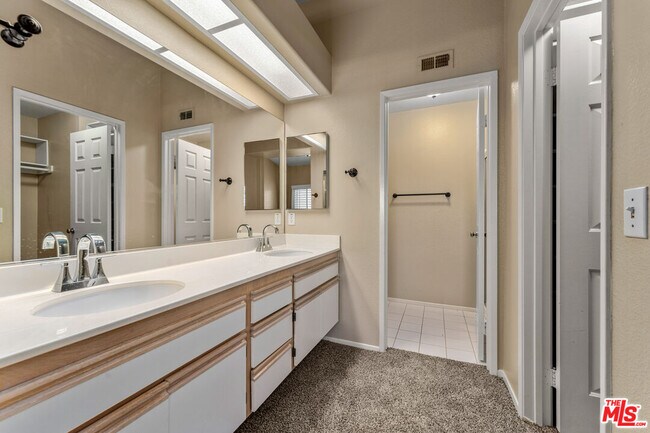 Building Photo - 1010 S Farralon Ln