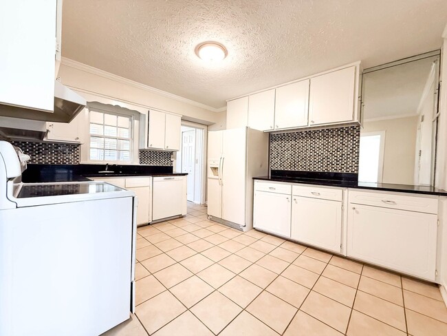 Building Photo - 2525 Camille Dr