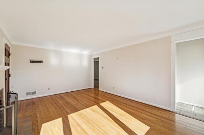 Building Photo - 3 bedroom in Seattle WA 98117