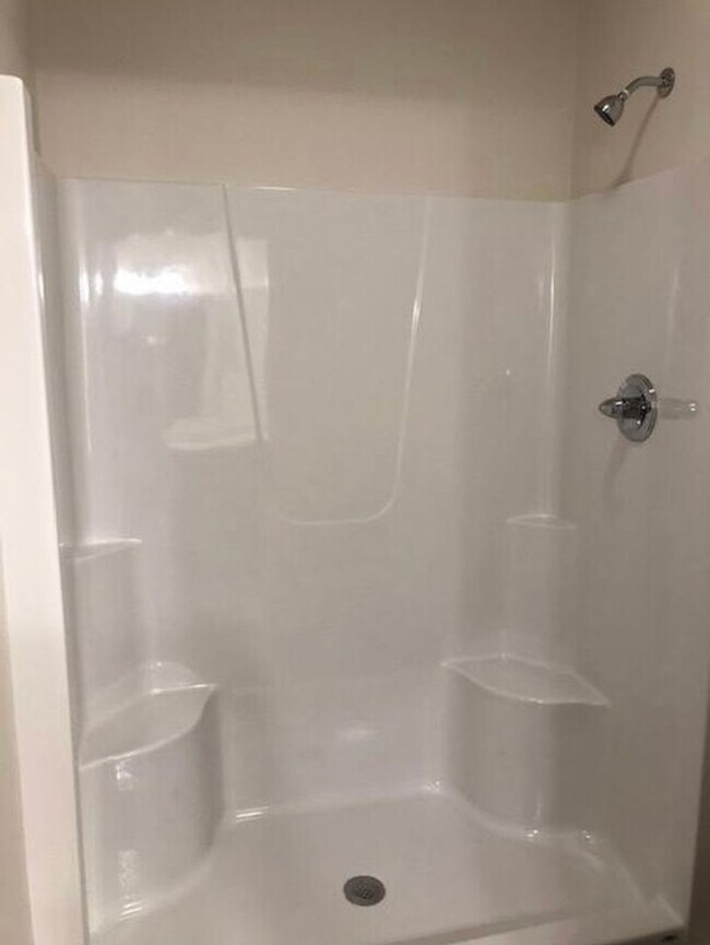 Building Photo - FENCED BACKYARD - 3 Bedroom 2 Bath house plus den/office