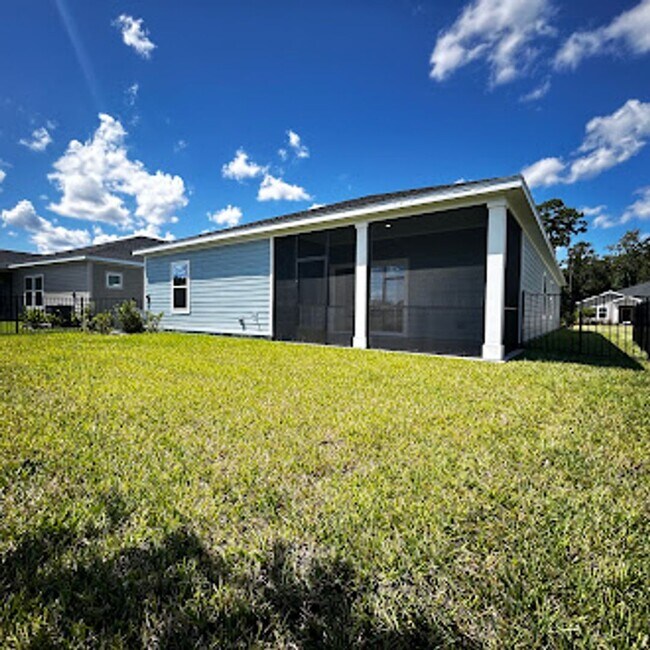 Building Photo - Brand New Pristine 4/3 minutes from River ...