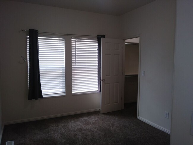 Building Photo - Gorgeous 5 Bedroom 3 Bathroom home in Lehi