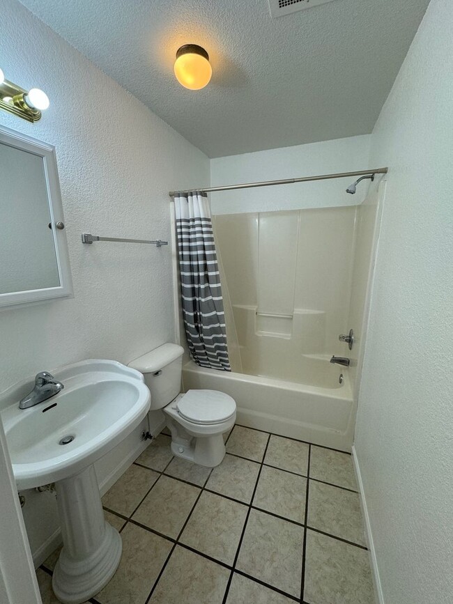 Building Photo - Candler - Two Bedroom Apt Ready for Occupa...