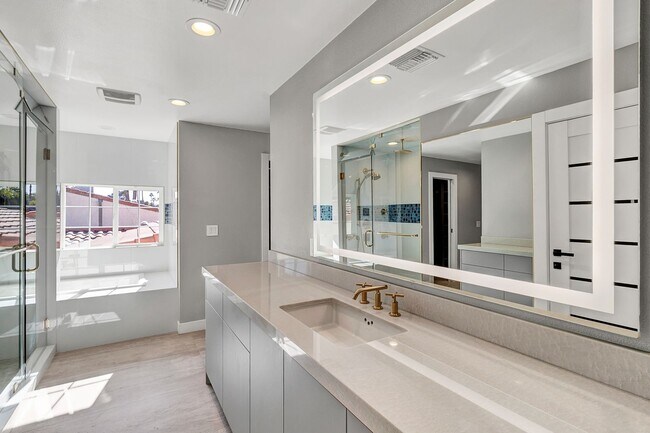 Building Photo - Stunning Remodeled 4-Bedroom Home in Exclu...
