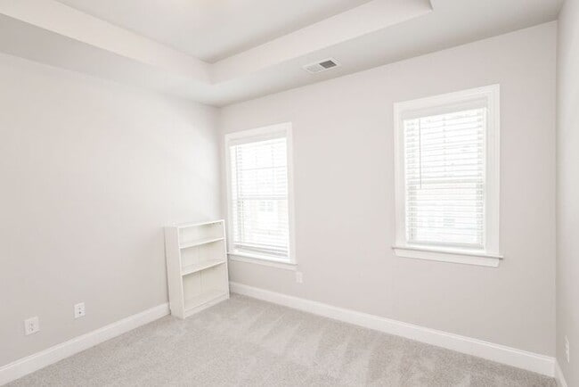 Building Photo - 3 story townhome in a great location in Chamblee
