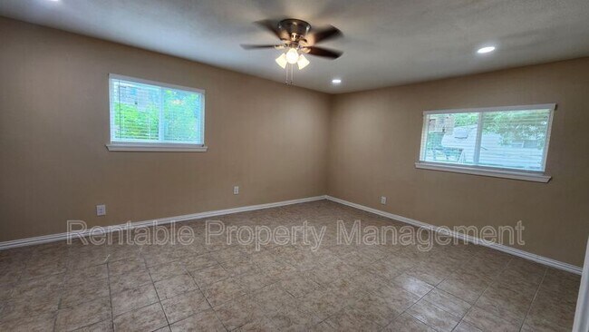 Building Photo - 704 Royce Dr