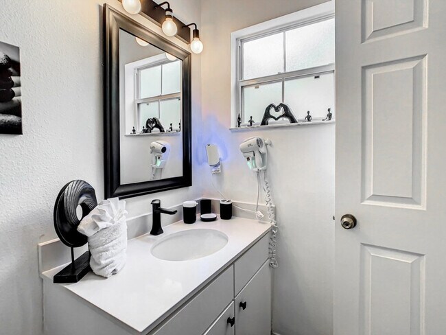 Building Photo - 4751 Ormond Beach Way
