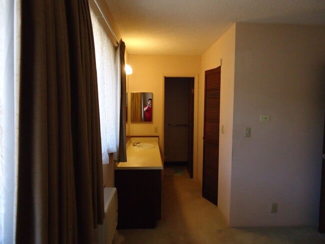 Building Photo - Clean 3 Bedroom, 2 Bath, 2 Car Garage Home in Village with views!!!