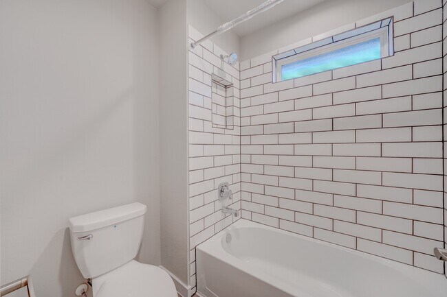 Building Photo - 14257 Lake Lodge Dr