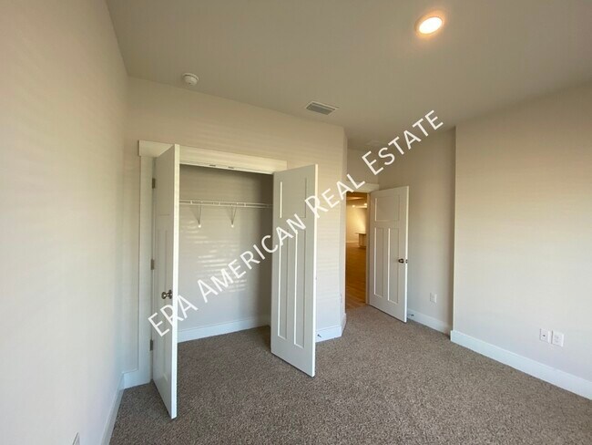 Building Photo - 3398 Southwind Dr