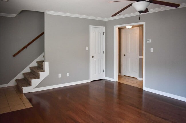 Building Photo - Knoxville 37918 - 2 bedroom 1.5 bath townhouse - call Jean Chung 865-386-1022