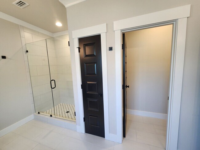 Building Photo - Stunning new executive home in Gulf Shores!
