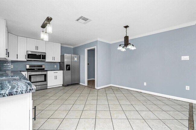Building Photo - 18215 Navajo Trail Dr