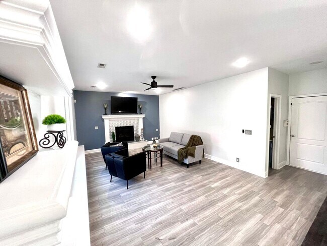 Building Photo - COMING SOON!! HUGE Northland 4 Bed 2.5 Bat...