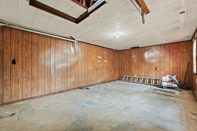 Building Photo - 2 BEDROOM HOME!