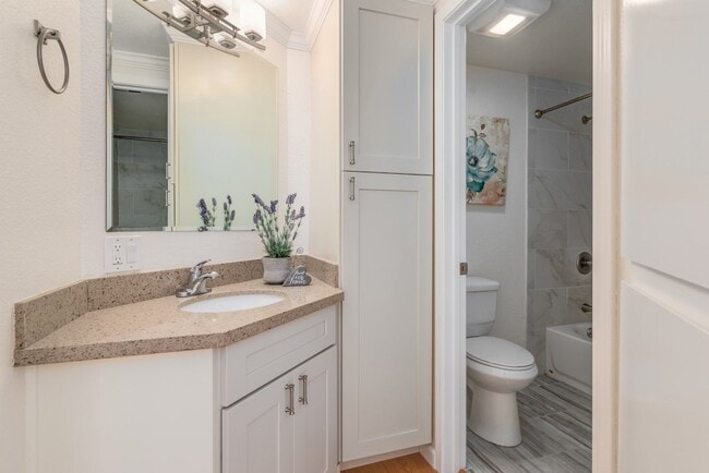 Building Photo - Excellent lower level Condo in Gated Warm ...