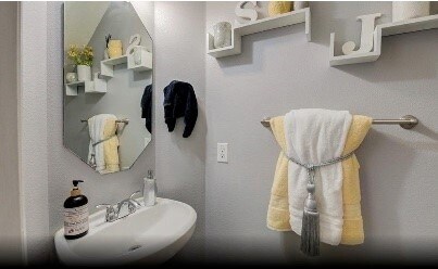 Building Photo - 6439 W Linpar Ct