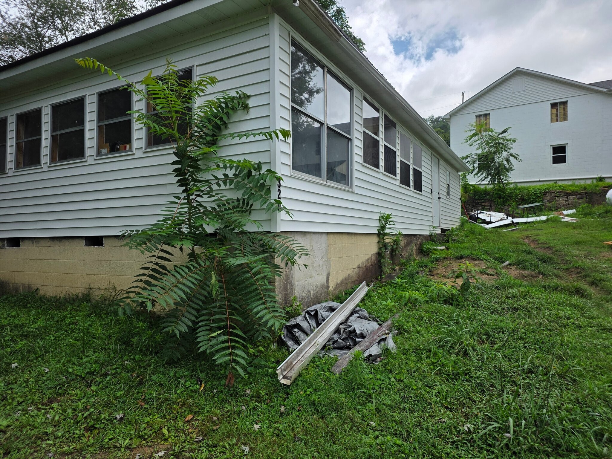 Building Photo - 320 Riverview St