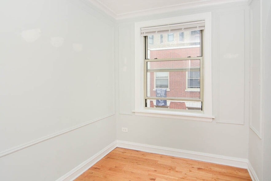 Building Photo - 447 W Surf St