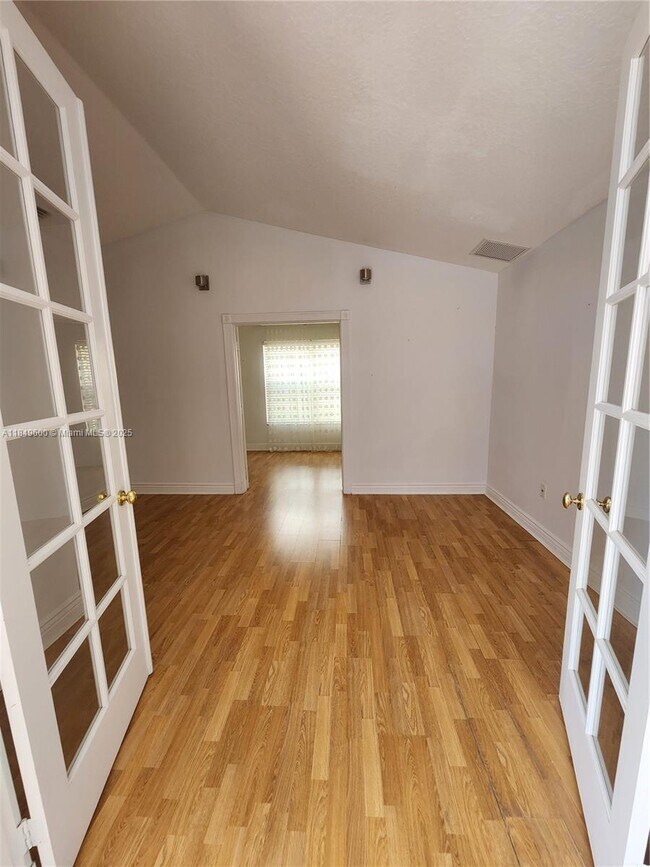 Building Photo - 620 Laurel Ln