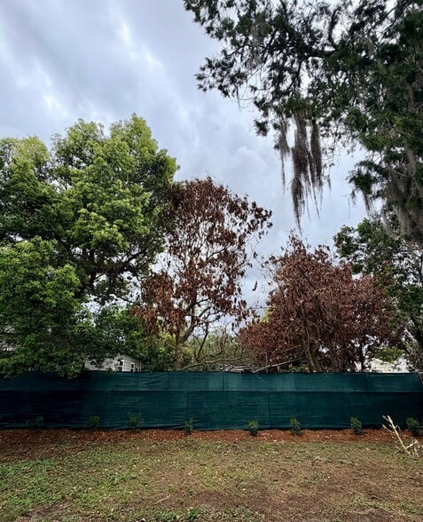 Backyard fully fenced in - 914 La Salle Ave