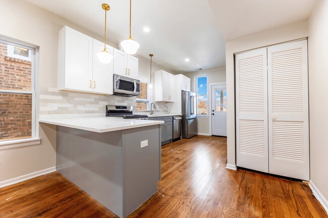 Building Photo - 18 S Austin Blvd