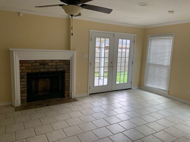 Building Photo - Lot of Updates 3/2.5 Close to USA