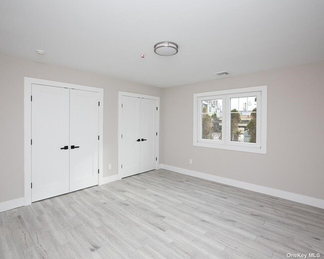 Building Photo - 170 W Montauk Hwy