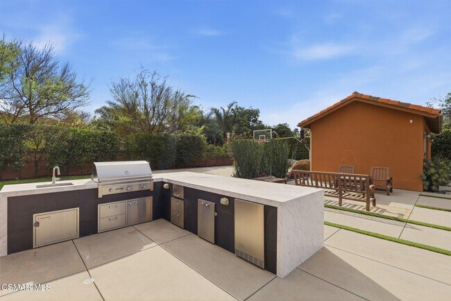 Building Photo - 9651 Sagebrush Ave