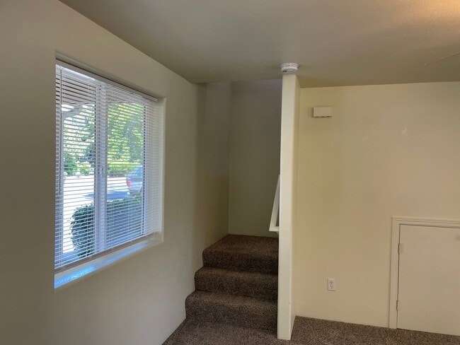 Building Photo - Beautiful 2 Bedroom 1.5 Bath Townhome Loca...
