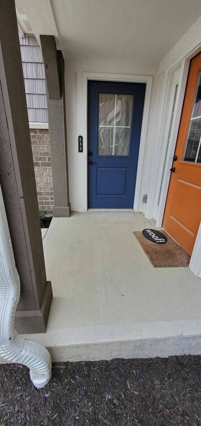 Building Photo - 686 Daphne Wy