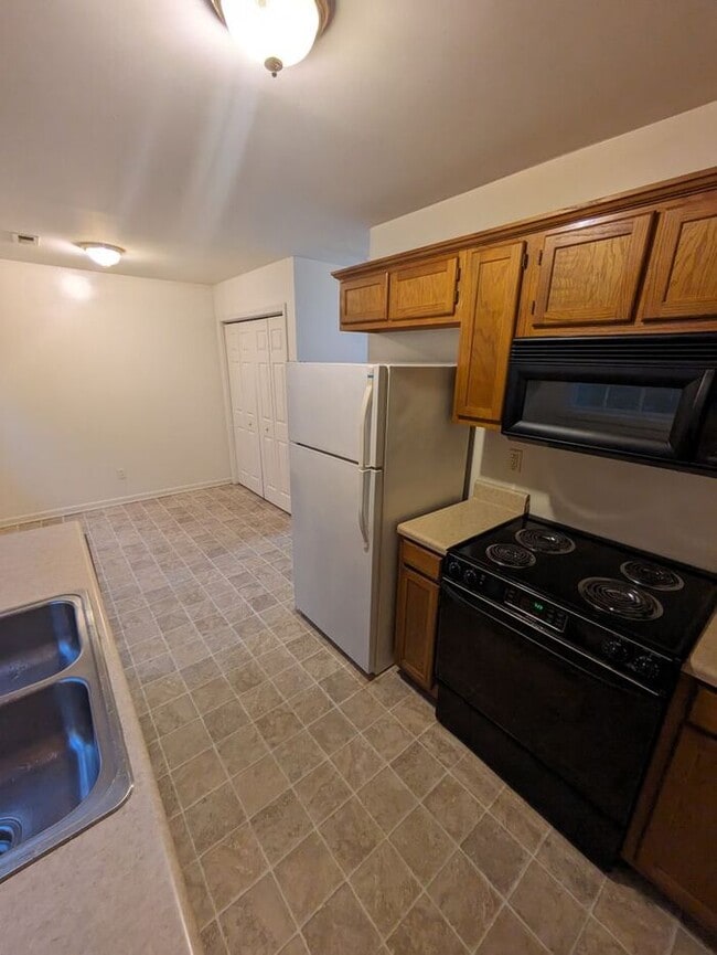 Building Photo - 2BD/1.5BA Townhome At Strawberry Patch Com...