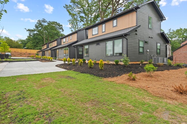 Building Photo - Medford Mews, Carriage House 317