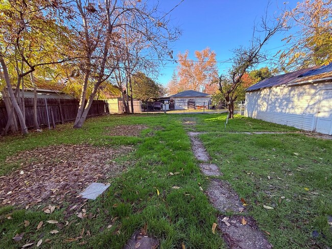 Building Photo - Cute 2 Bed / 2 Bath Home For Rent in Oroville