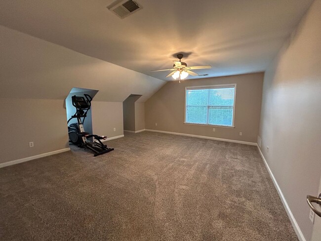 Building Photo - Large 3 bd 2.5 bath with all new paint! Fe...