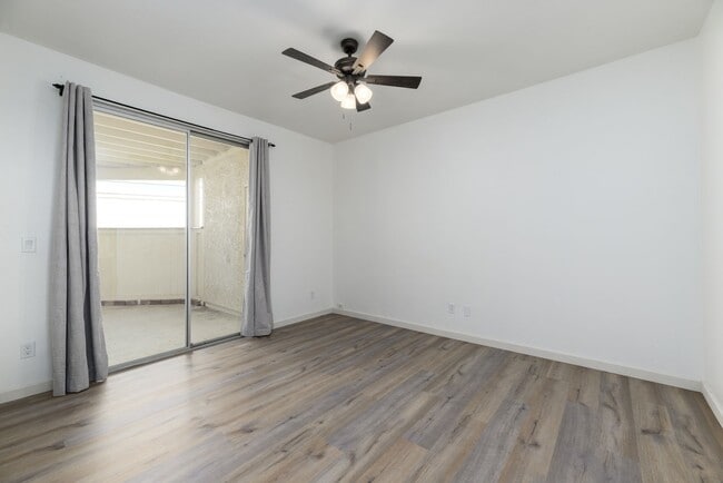 Building Photo - Camelot Community Downstairs 2 Bedroom Con...